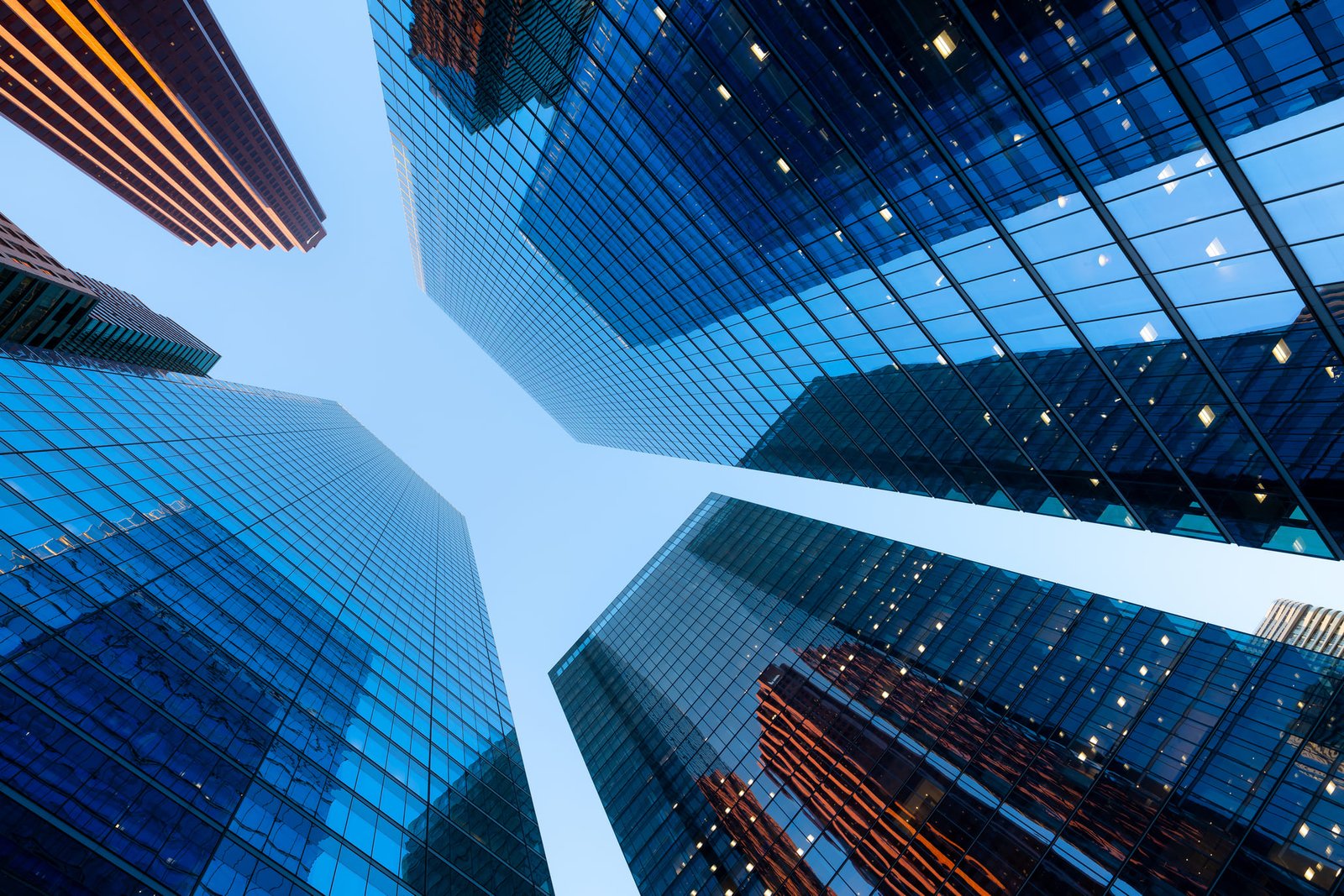 Compra-venta de vivienda — firma de contrato inmobiliario