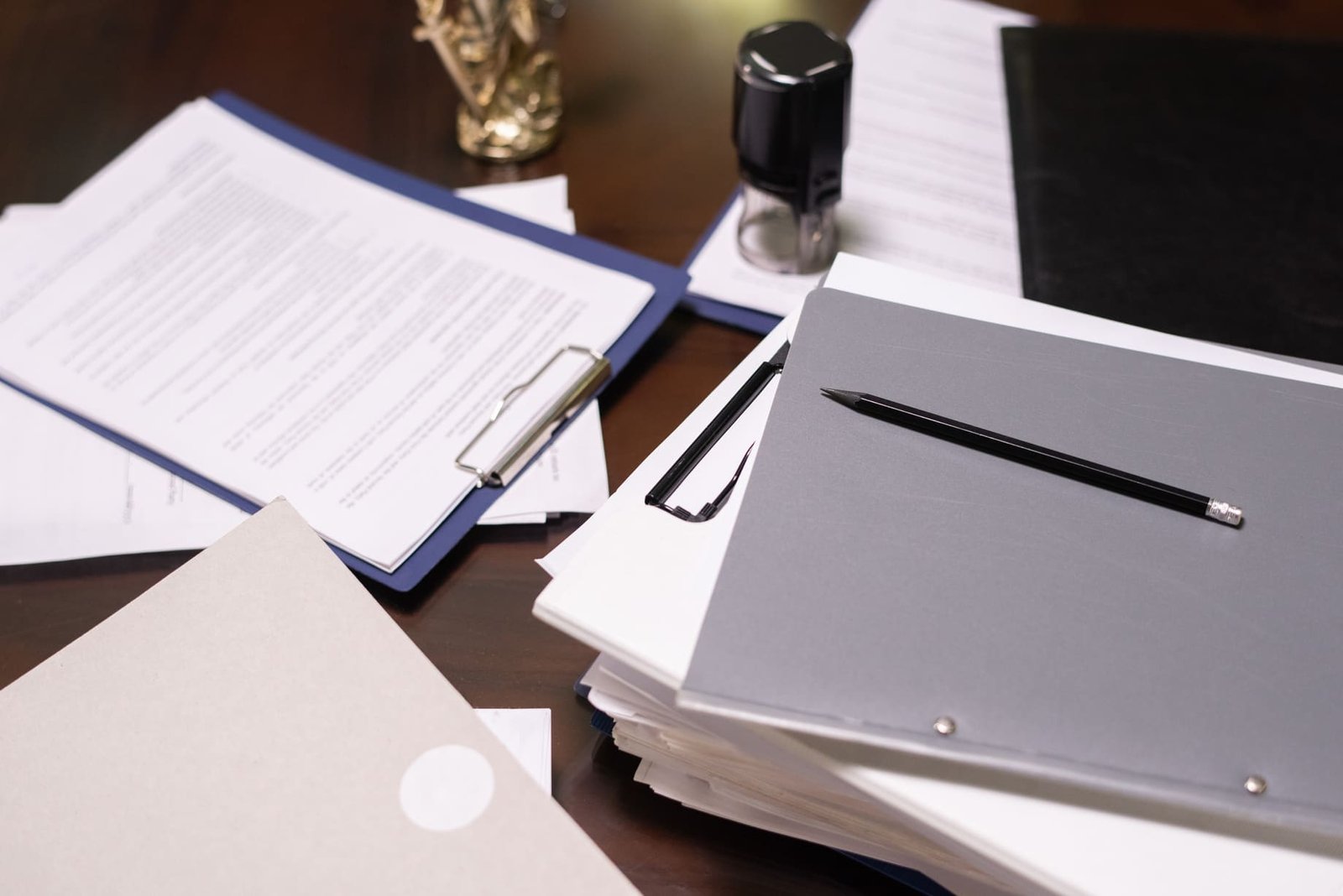 Sucesiones y herencias — carpeta con escrituras y papeles legales